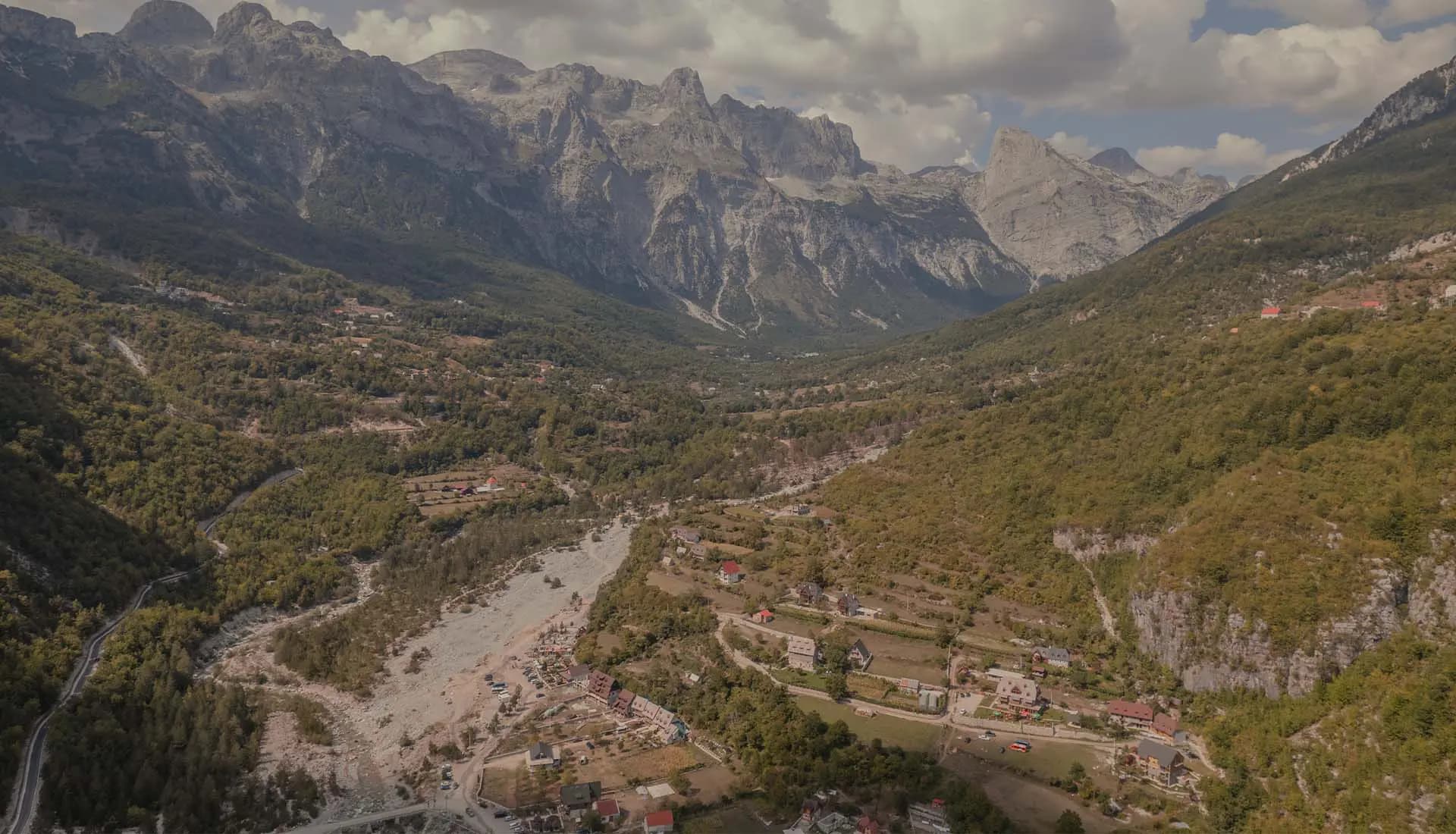 Explora el Valle de Theth en Albania: una joya montañosa con paisajes impresionantes, rutas de senderismo y alojamientos acogedores en un entorno natural inigualable.