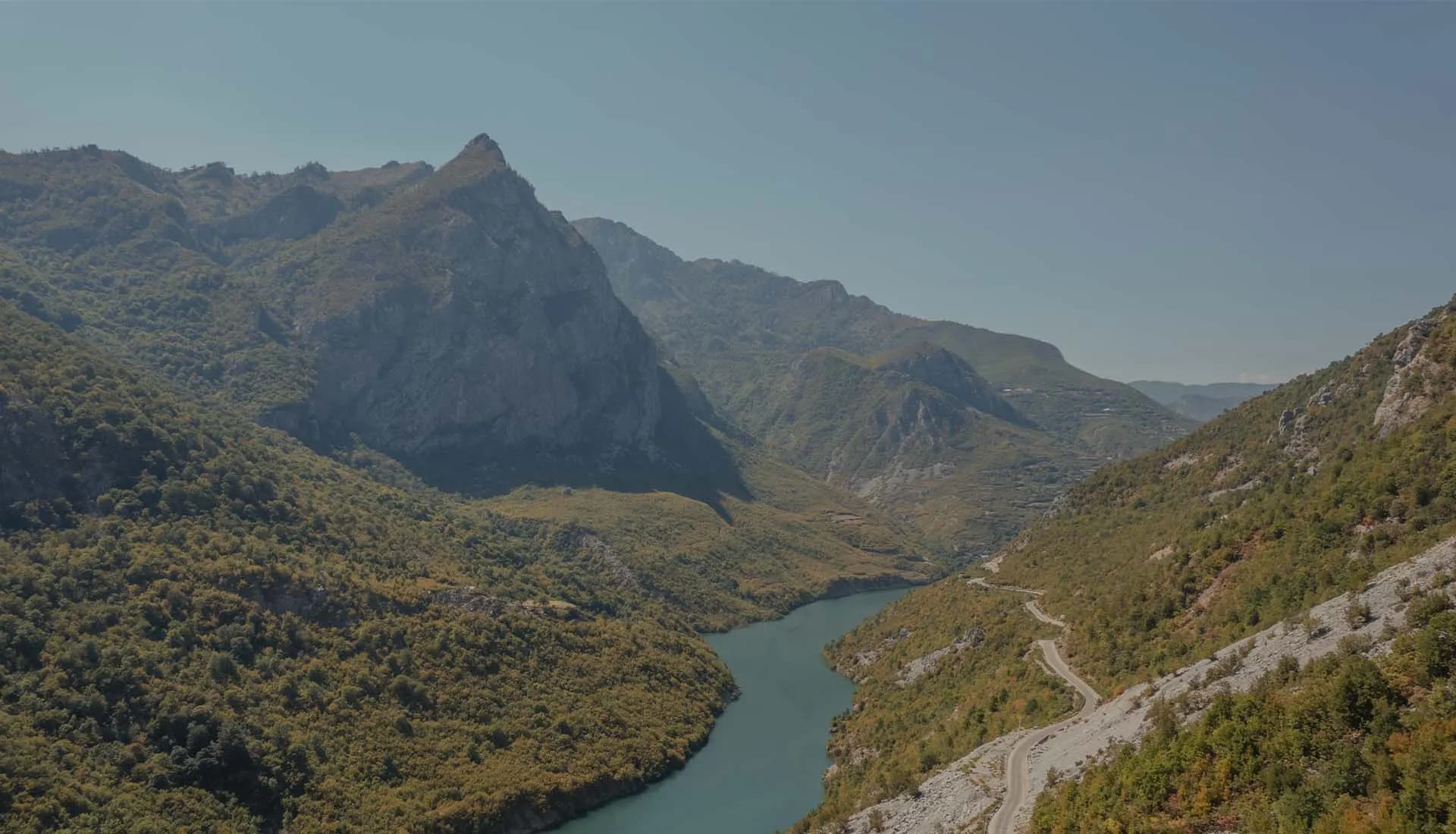Travesía en ferry por el río Drin  en Albania, explorando paisajes impresionantes y naturaleza virgen.