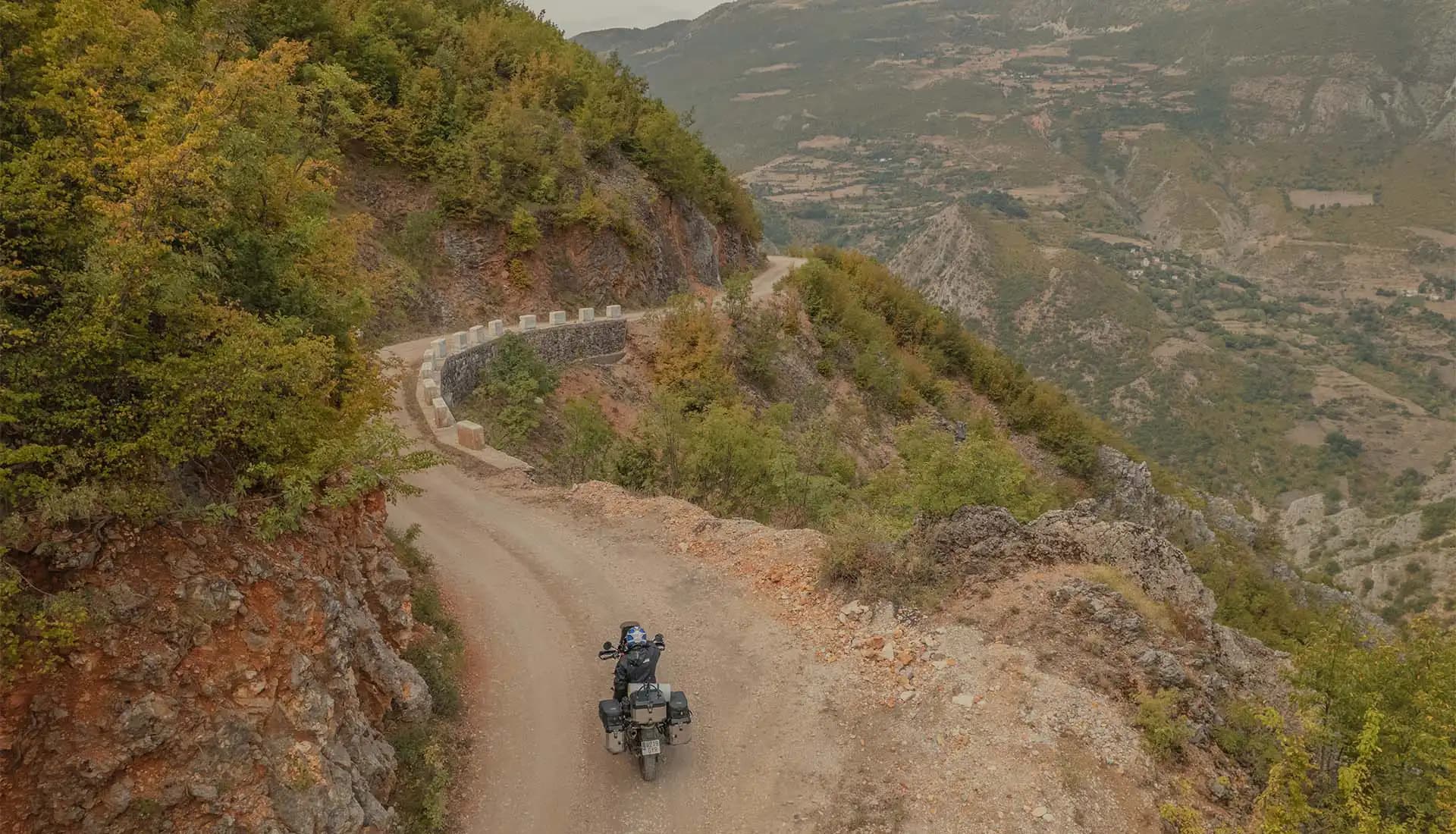 Ruta de moto en Albania: los mejores paisajes, carreteras desafiantes y consejos para un viaje inolvidable
