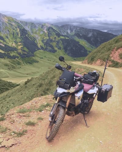 ver temporada uno de free live free ride la vuelta al mundo en moto, ver videos de viajes en moto solo por el mundo, todos los capitulos de free live free ride y sus aventuras por el mundo